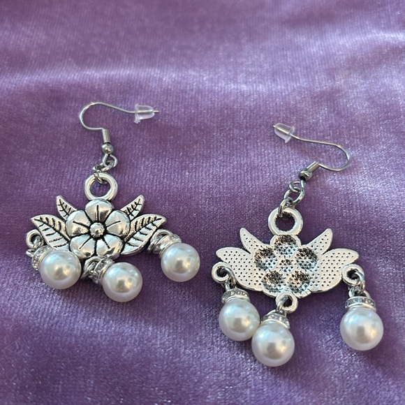 💜💜💜 3/$30 Custom made. So lovely! Elegant Silver and Pearl Floral Earrings E51 - Picture 3 of 4